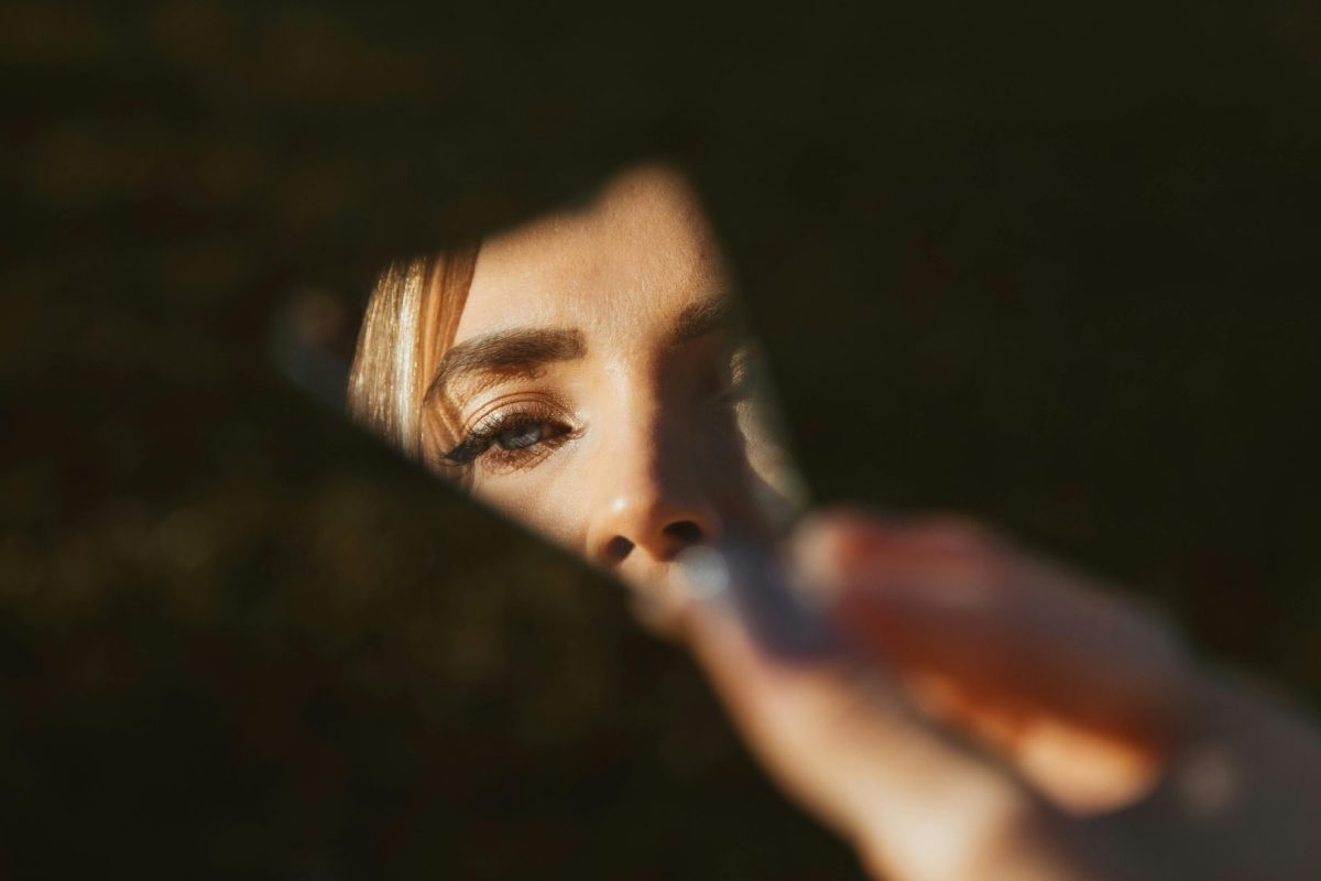 6 comportamentos que uma pessoa falsa começa a ter quando está prestes a ser desmascarada