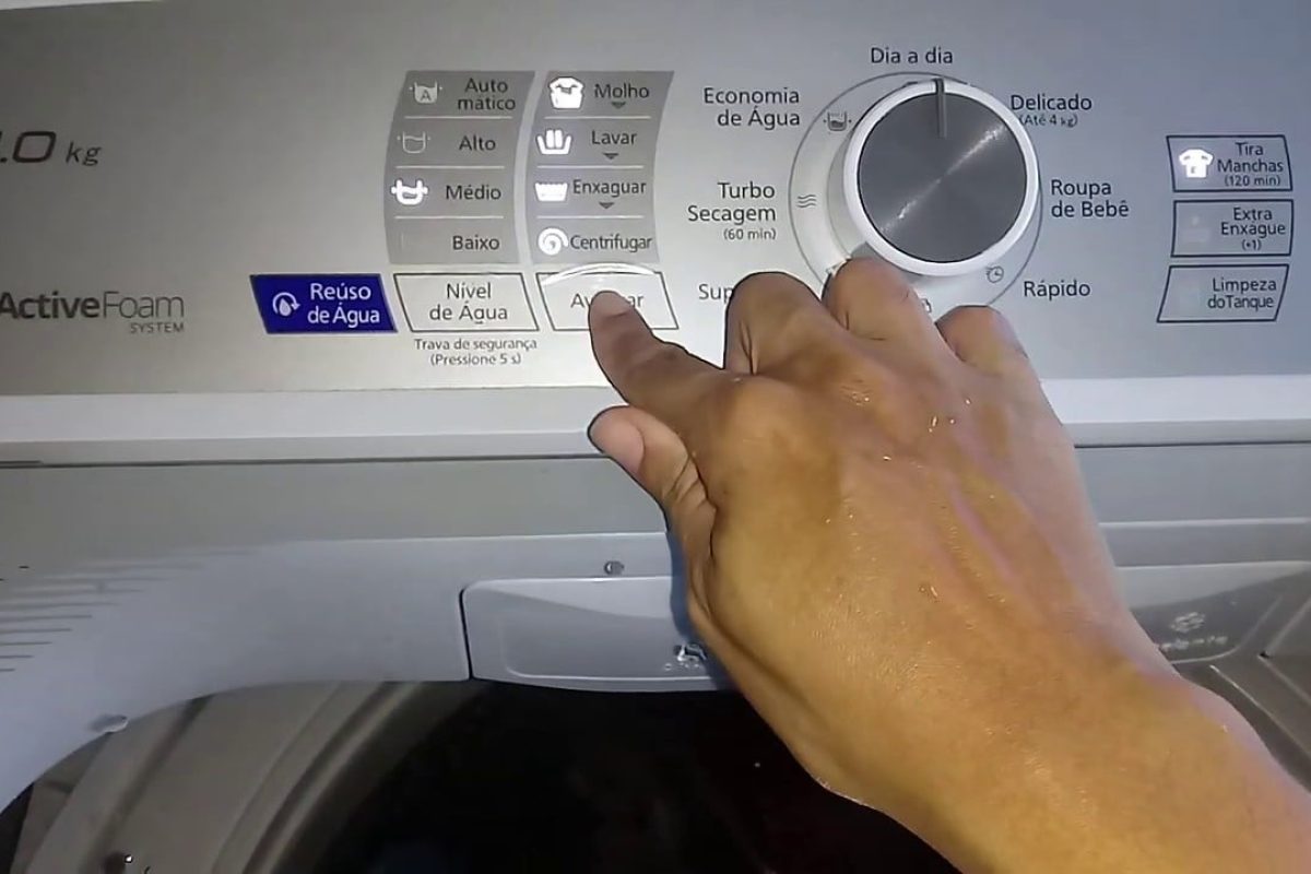 Alerta dos técnicos para donas de casa que deixam as roupas de molho na máquina de lavar