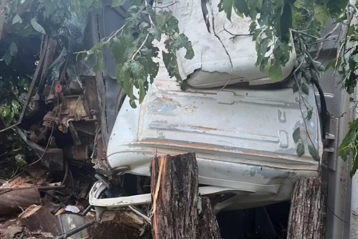 Caminhão tombou em Nova Roma