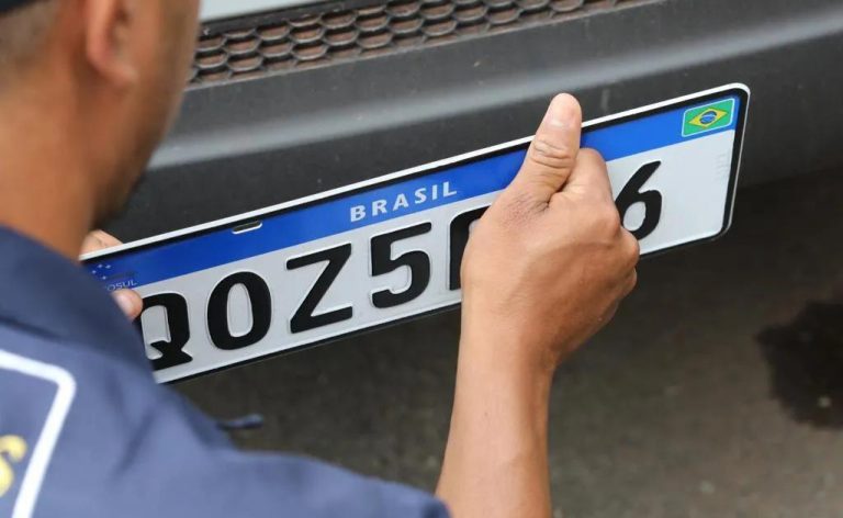 Conheça a função oculta das novas placas que poucos motoristas já usaram
