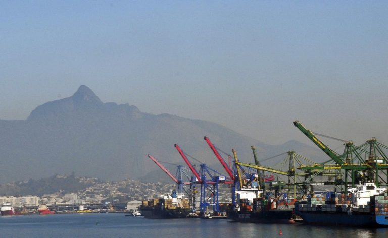 Desvalorização de commodities faz superávit comercial cair em outubro