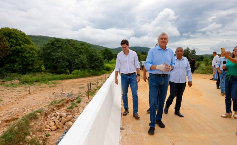 Entrega-ponte-Nova-Roma_Foto-Hegon-Correa-e-Lucas-Diener-1215x810