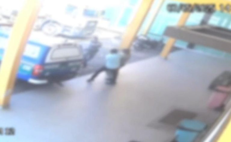 PM em luta corporal com o suspeito | Foto: Reprodução