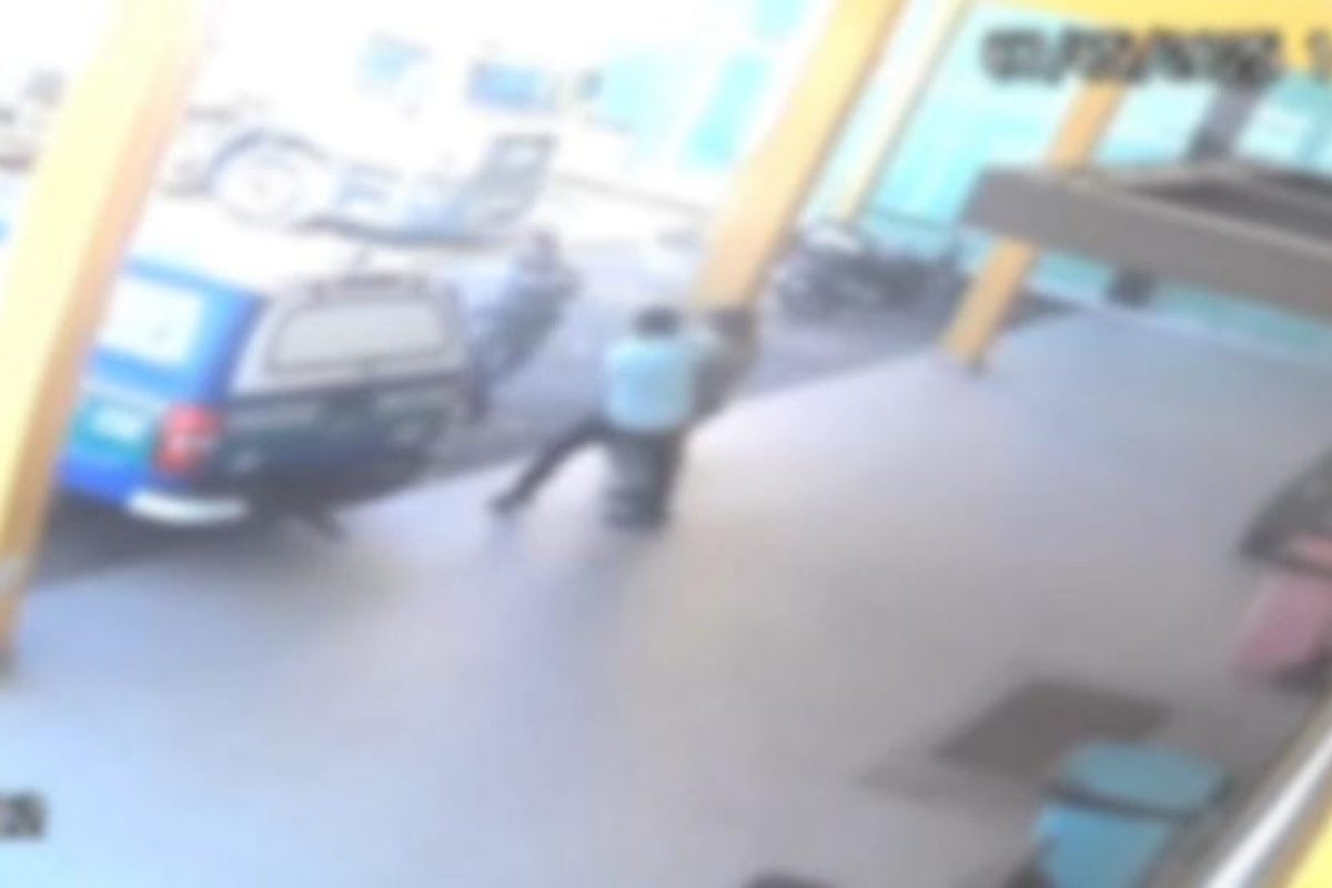 PM em luta corporal com o suspeito | Foto: Reprodução