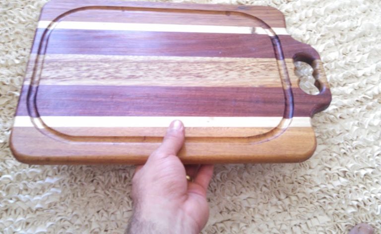 Não é o limão nem o bicarbonato: o ingrediente certo para limpar a tábua de cortar carne