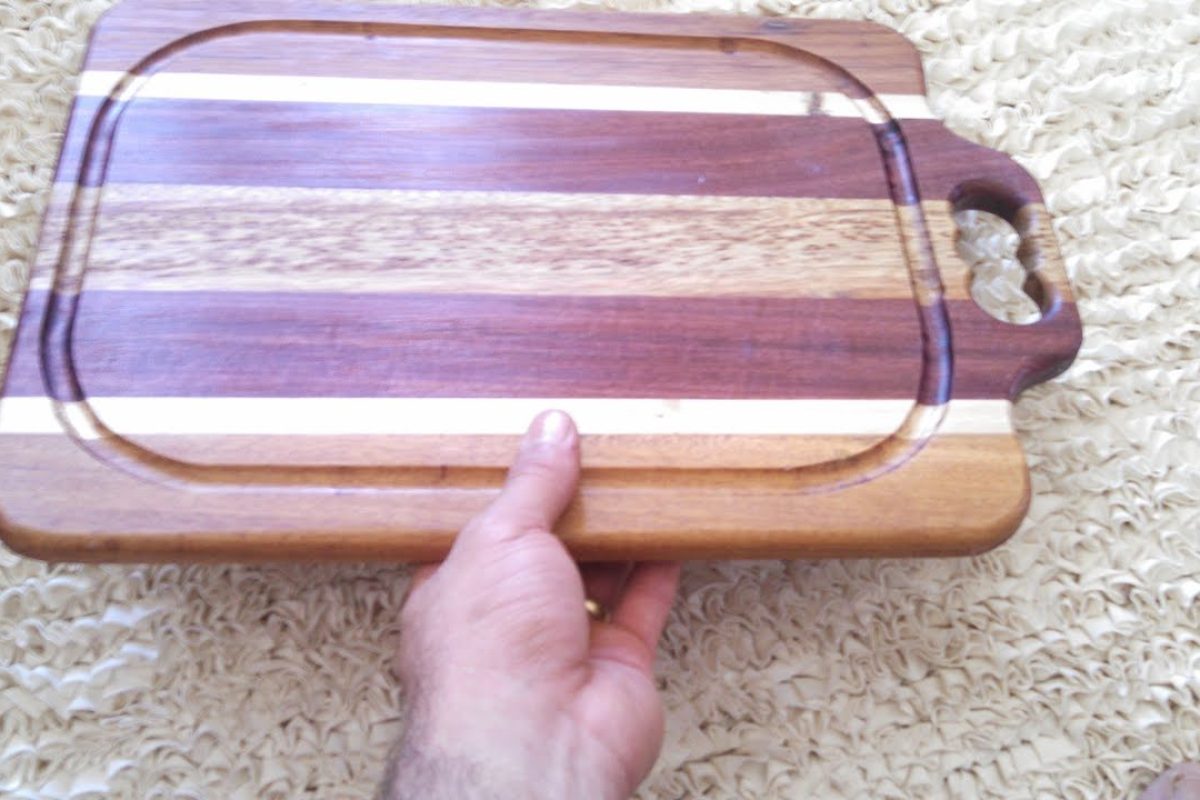 Não é o limão nem o bicarbonato: o ingrediente certo para limpar a tábua de cortar carne