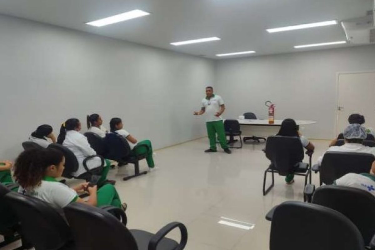 Colaboradores da Policlínica Estadual de Posse durante a capacitação sobre segurança