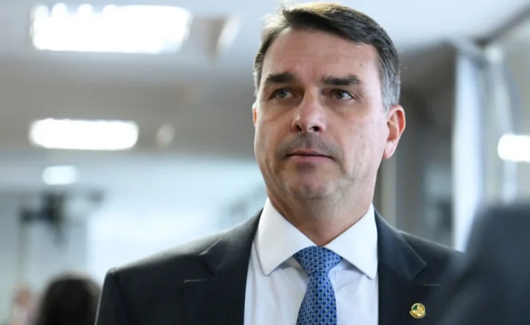 Imagem: Divulgação - Flávio Bolsonaro, pré-candidato à Presidência, avalia incluir no plano de governo a proposta de fim da reeleição. Ele busca moderar sua imagem e atrair novos eleitores com pautas inclusivas