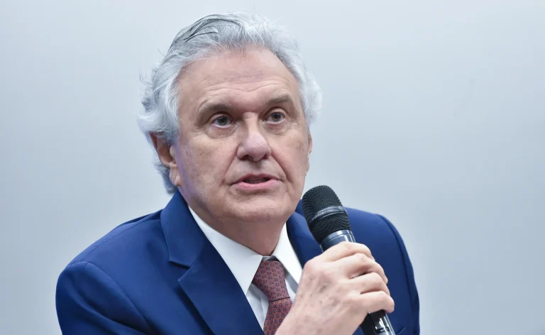 Imagem: Divulgação - Governador Ronaldo Caiado se manifesta sobre a tragédia em Itumbiara, lamenta as perdas e se solidariza com as famílias das vítimas. Ele suspendeu compromissos e foi ao município para apoiar a comunidade local.