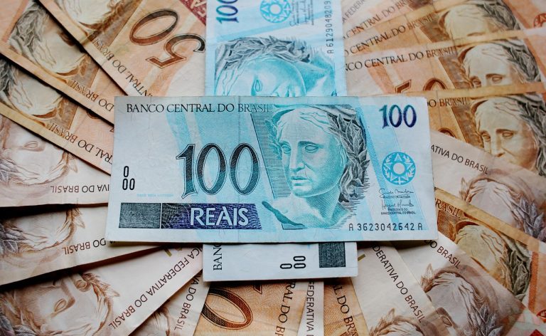 Imagem: Pixabay - Governo do Brasil veta parcialmente projetos de lei que poderiam aumentar salários de servidores para mais de R$ 80 mil, criando "penduricalhos" e verbas extras. Saiba mais sobre a decisão