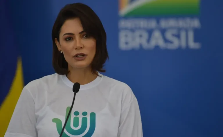Imagem: Agência Brasil - Michelle Bolsonaro critica alegoria da Acadêmicos de Niterói que alude a Jair Bolsonaro, lembrando que a prisão por corrupção foi de Luiz Inácio Lula da Silva, não do ex-presidente.