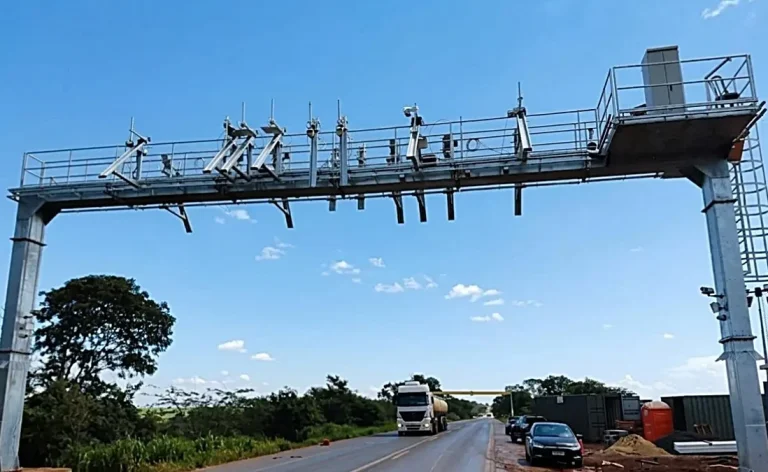 Imagem: Divulgação - O Contran suspendeu 3,4 milhões de multas de pedágio free flow e deu prazo de até 200 dias para motoristas regularizarem débitos sem penalidades e com chance de recuperar pontos na CNH.